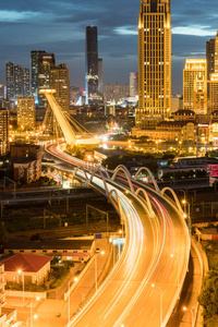 天津市区夜间弯曲的城市道路图片