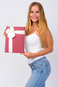 愉快的年轻美丽的金发碧眼的女人拿着礼品盒的肖像