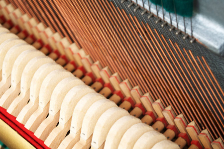 钢琴内部锤子和琴弦的特写.照片