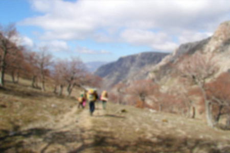 模糊的背景春山景观与徒步旅行轨道