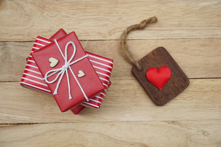 优雅的红色礼品盒堆叠装饰迷你心图形的木材背景情人节爱情现在的概念复制空间