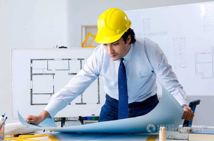 年轻英俊的建筑师在这个项目的工作