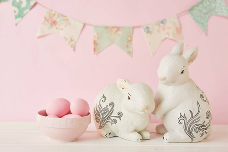 粉红背景上有鸡蛋的复活节兔子