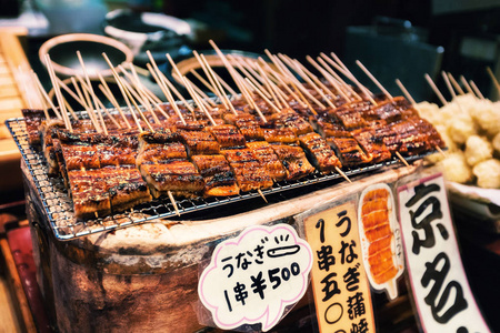 在日本京都西木市场, 烤乌纳吉或淡水鳗鱼作为街头食品