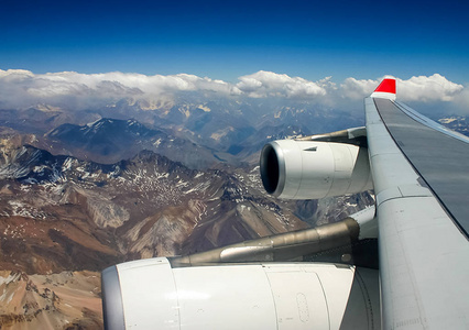 在飞行过程中，从客机窗口看到飞机涡轮发动机的机翼。