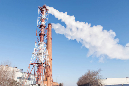 来自工厂管道的烟雾。 带有烟雾堆的生态问题采矿企业。 天空上的脏烟。 环境问题。 有害排放。 坏生态。