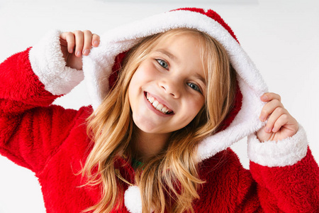 可爱活泼的小女孩穿着圣诞服装，红底隔离