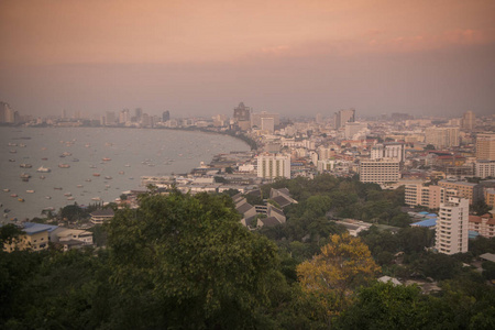 从泰国普罗文茨孔布里的芭堤雅市的佛山俯瞰城市景色。 泰国芭堤雅2018年11月