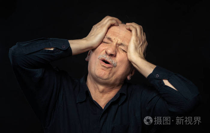 生病的老人. 保健疼痛压力和年龄概念. 患有头痛的老人. 老人头痛.