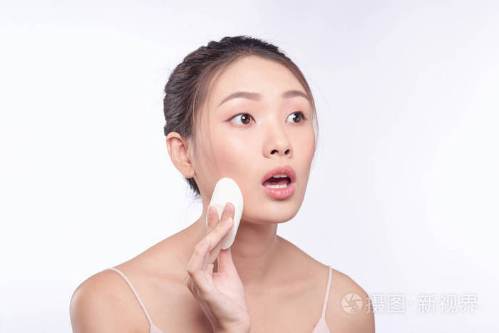 一个满脸惊讶的女人,脸上涂满了液体粉底