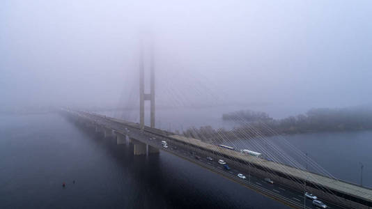在雾中的桥梁。南地铁索桥鸟图。乌克兰基辅