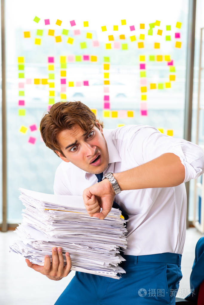 忙碌的商人在办公室工作照片-正版商用图片18316g-摄图新视界