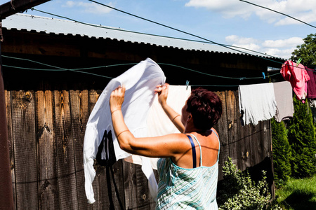 金属绳子和夹子固定衣服, 同时干涸.城市生活和典型的家务照片
