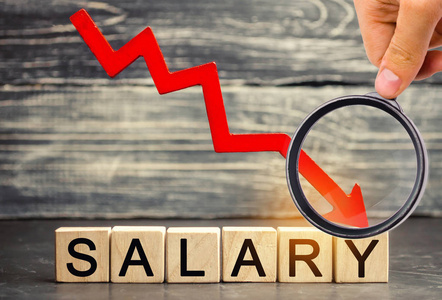 削减工资. 利润和家庭预算减少照片