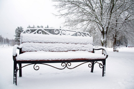 冬天公园里铺着雪的长凳