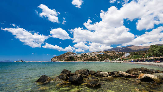 希腊克里特岛的阿加加里尼海滩。 游客在阿加加里尼海滩清澈的水中放松和洗澡。