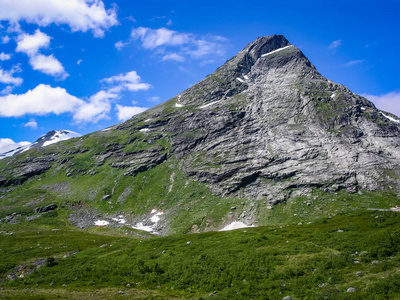 去挪威旅行。 高山和山谷。