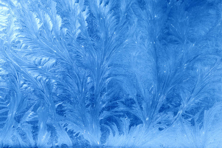 窗户上的数字霜冻。 玻璃上霜冻的冬天图案。
