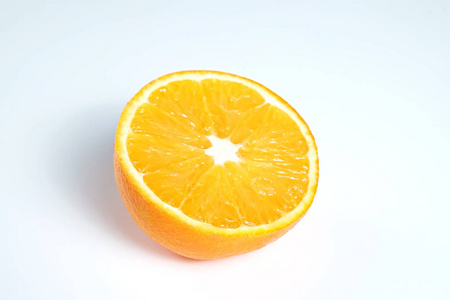 关闭图像的多汁有机减半橙色与可见的核心纹理在孤立的白色背景与大量的复制空间的文本。 明亮柑橘果实的宏观拍摄。 上面的风景。