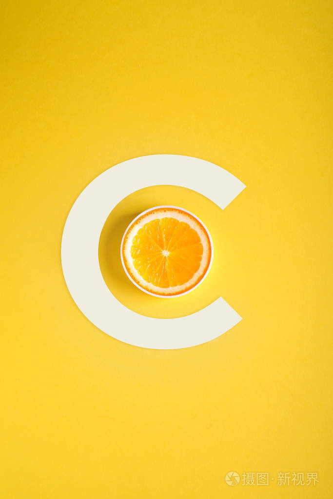 维生素 c 的概念, 橙色和字母 c 在黄色背景