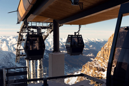 法国滑雪场上的缆车。 美丽的冬季景观和白雪覆盖的山脉