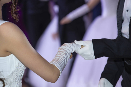 婚礼主题牵手新婚夫妇白手套