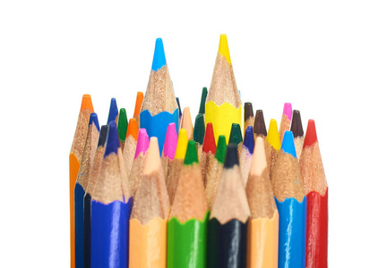 不同颜色的铅笔接近12种颜色的彩虹