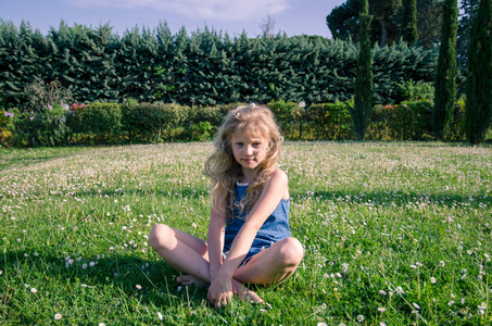 托斯卡纳花卉草地上可爱的小孩