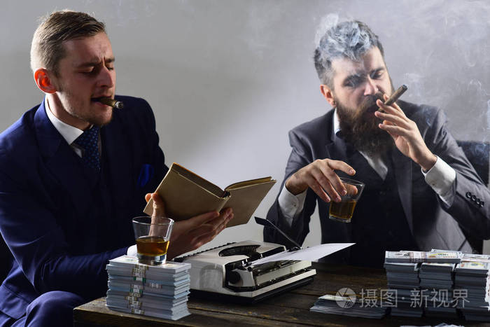 项目管理.商人在喝酒抽烟的时候写财务报告.有现金的商业伙伴.货币经