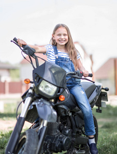 开摩托车的小女孩