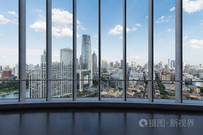 大窗户与现代城市景观对抗蓝天