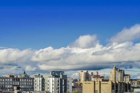 美丽的背景和景观，景观和全景，从城市屋顶的住宅和公共建筑在蓝天上和没有云彩在夏天。