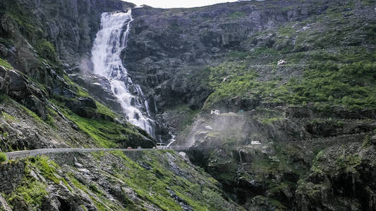 美丽的挪威自然山脉峡谷山河和山路