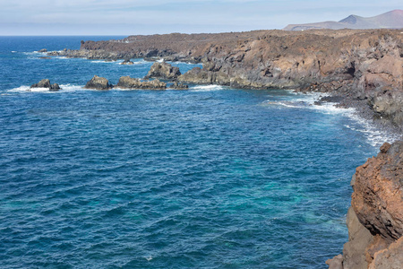 兰萨罗特岛的岩石海岸。 加那利群岛西班牙。