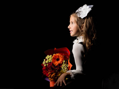 小女孩与花束在一个黑色的背景