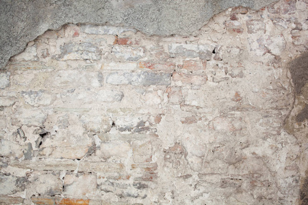 古老的中世纪石膏和砖墙的阴影