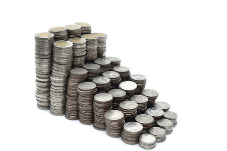 泰国泰铢大量硬币，心形排列在白色背景纹理上，用于商业规划投资和储蓄概念的货币堆叠