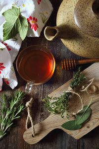 健康的草药茶与草药。乡村风格，俯视图，色调图像