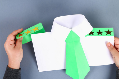 DIY白色衬衫纸与绿色领带肩章。 创意礼品装饰2月23日5月9日父亲节。 手工制作。 一步一步。 加工儿童工艺品。 上面的风景。