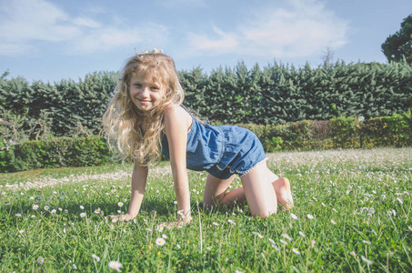 托斯卡纳花卉草地上可爱的小孩