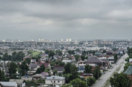 美丽的背景和景观，景观和全景，从城市屋顶的住宅和公共建筑在蓝天上和没有云彩在夏天。