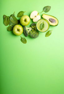 用西兰花苹果鳄梨菠菜制作绿色健康冰沙的糊状背景空间上进行文本。 清洁饮食排毒计划饮食减肥理念。 靠近顶部视图