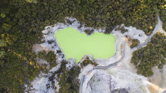 从瓦基特山谷的无人机看到的绿色湖泊