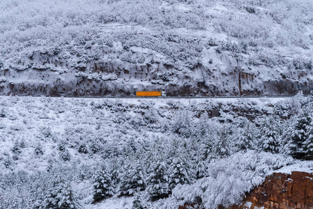 雪山路上的卡车。