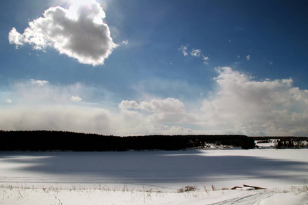 蓝天白云的冬季景观