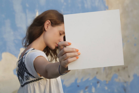 女人拿着白色白纸照片