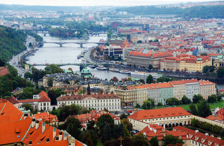 捷克共和国欧洲夏季布拉格和Vltava河全景。 上面的风景。