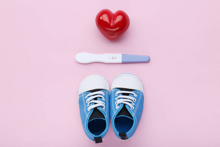 带婴儿靴子和靴子和红心妊娠试验