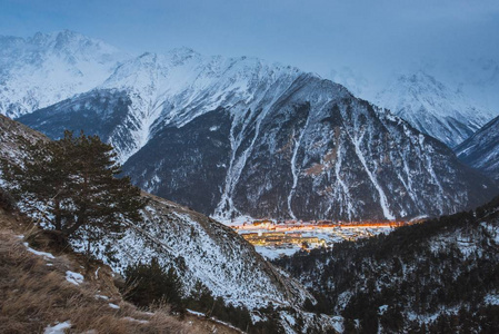 雪山上美丽的黄昏