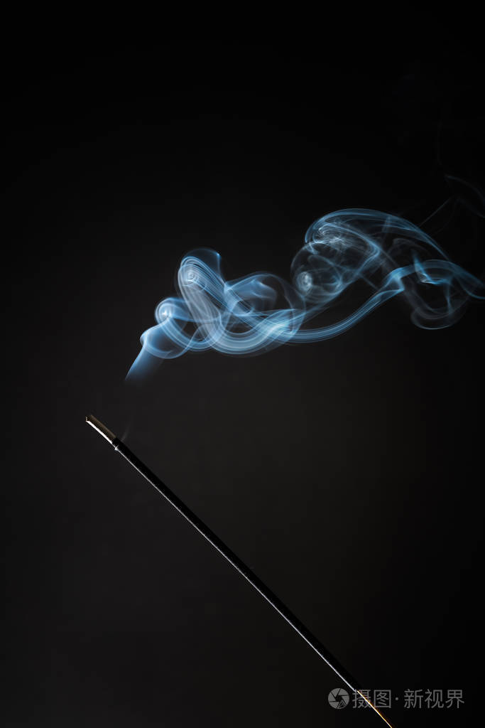 熏香棒和烟雾上升的黑色背景纯松弛主题烟蒸汽烟波雾效